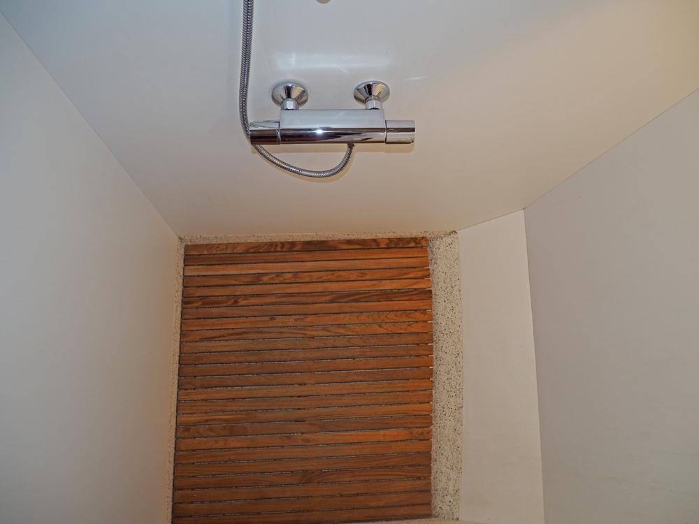 Cabin en avant, H&eacute;bergements